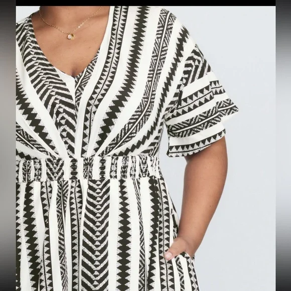 Elegant Black and White Patterned Dress - Picture 4 of 5